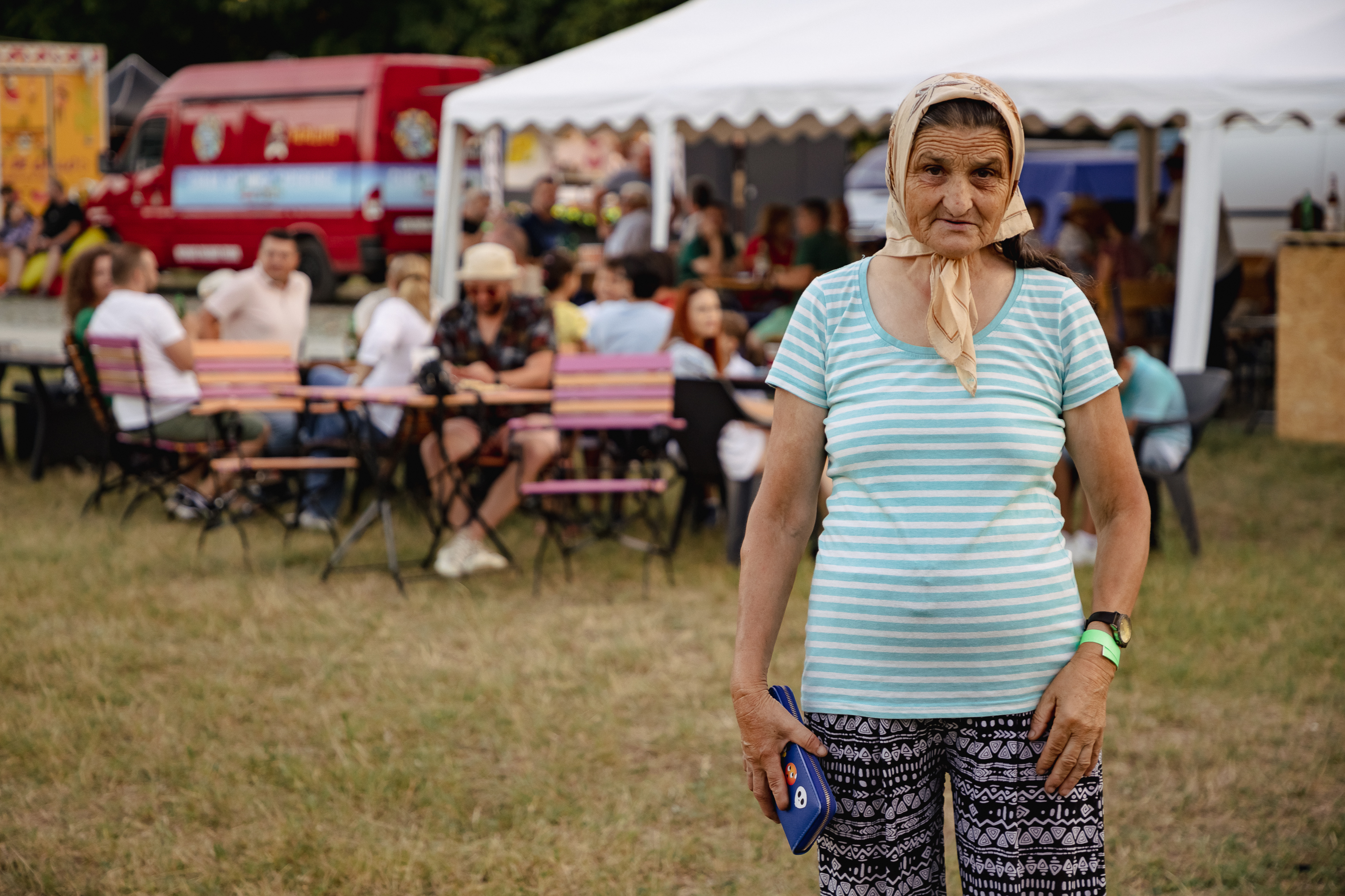 REPORTAJ Actorul Cuzin Toma a venit cu Taraful Caliu să aducă Film în Sat, la Peștișani, Gorj: „Să știe oamenii care m-au văzut crescând că joc și roluri serioase!”