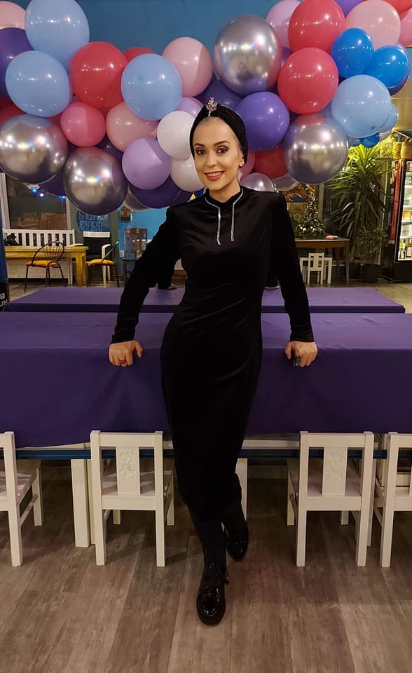 Trucul folosit de Monica Anghel pentru un ten perfect. „Ăla demachiază orice! E sfânt”