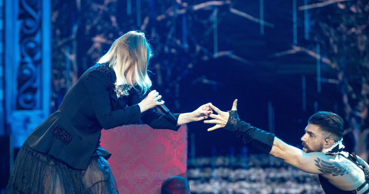 Ester Peony, la prima apariție pe scena Eurovision. "Voi cânta pentru toți românii și îi invit să fie alături de mine, pentru că reprezint țara noastră la cea mai mare competiție muzicală din lume" | FOTO & VIDEO