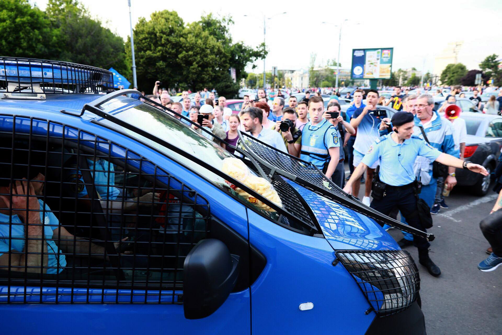 Manifestație în Piața Victoriei după alegerile europarlamentare. Sute de oameni sărbătoresc cu tort rezultatul votului / FOTO