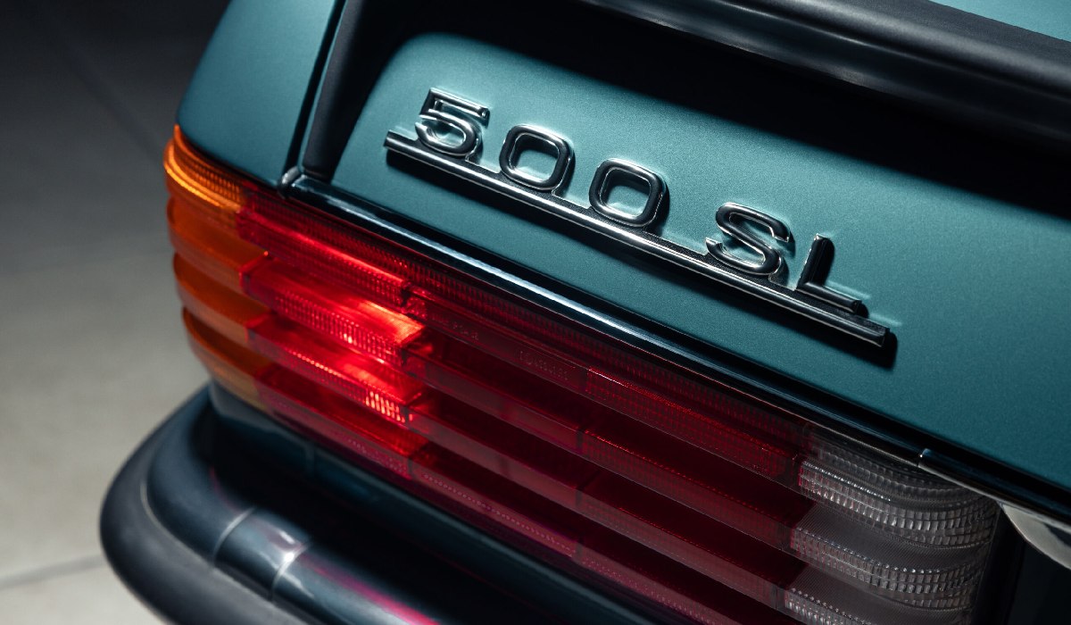 Un Mercedes 500 SL din 1982, care n-a circulat niciodată și n-a fost înmatriculat după ce a fost cumpărat, a fost descoperit ascuns și în stare impecabilă