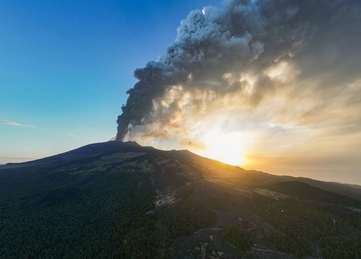 Vulcanul Etna a erupt din nou. Zborurile pe Aeroportul Internațional Catania, perturbate