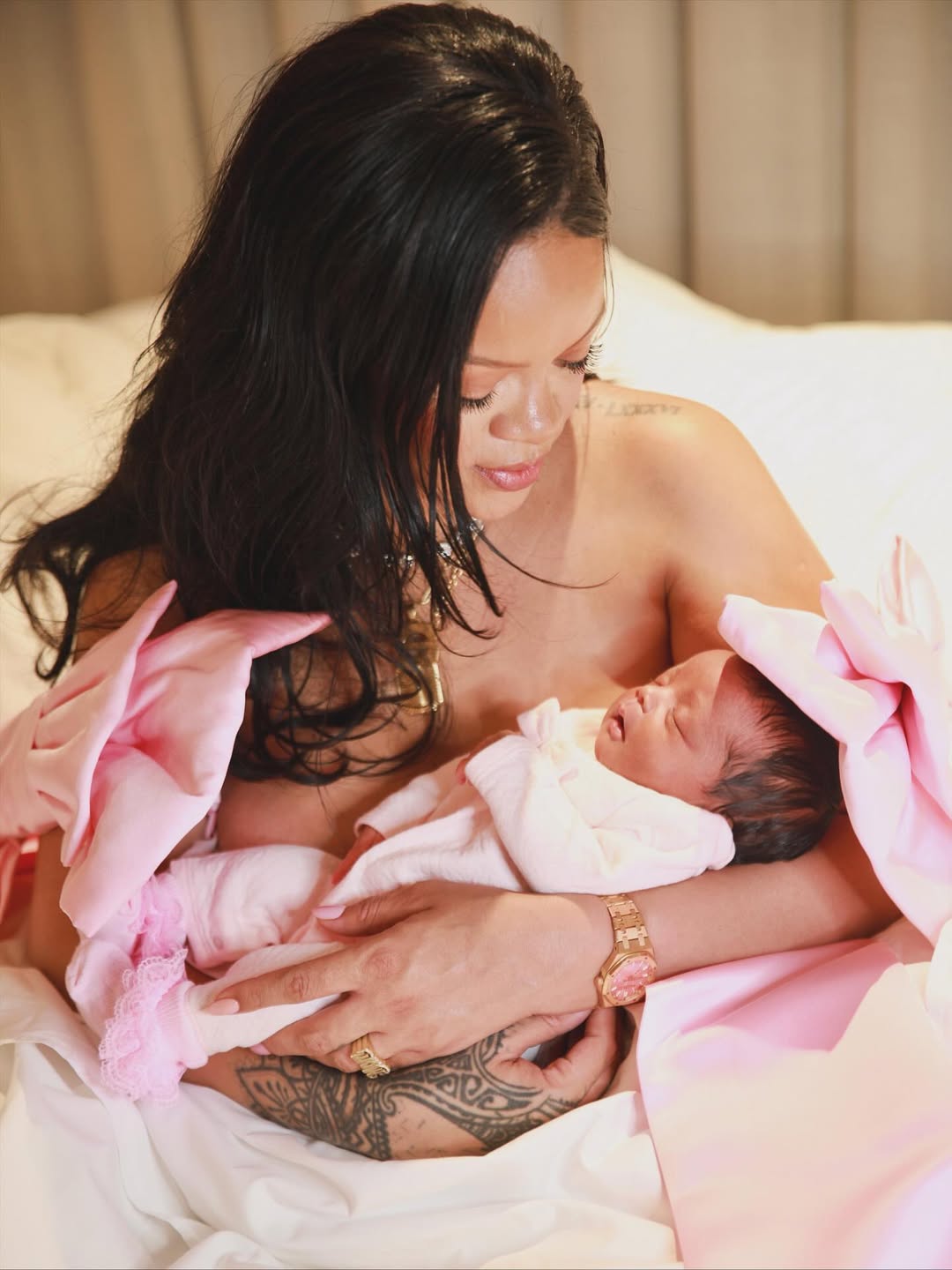 Rihanna a născut în secret. Prima imagine cu fetița și ce nume inedit i-a ales