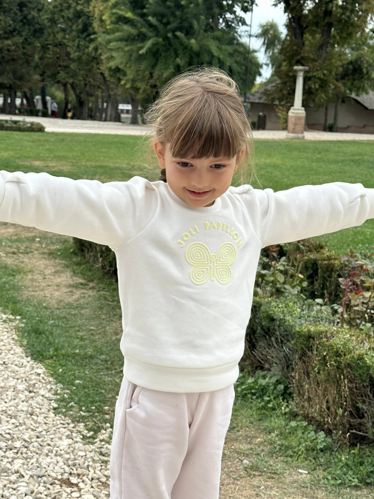 Fetița în vârstă de 4 ani a Ancăi Serea învață acasă: „Vorbește limba engleză mai mult, are profesoară”. De ce a retras-o de la grădiniță