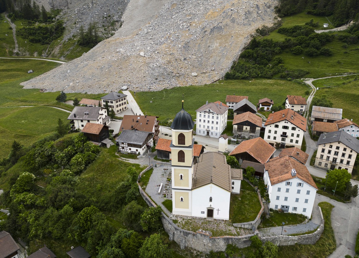 FOTO: Un sat elvețian a scăpat „la limită” să fie înghițit de o alunecare de teren masivă