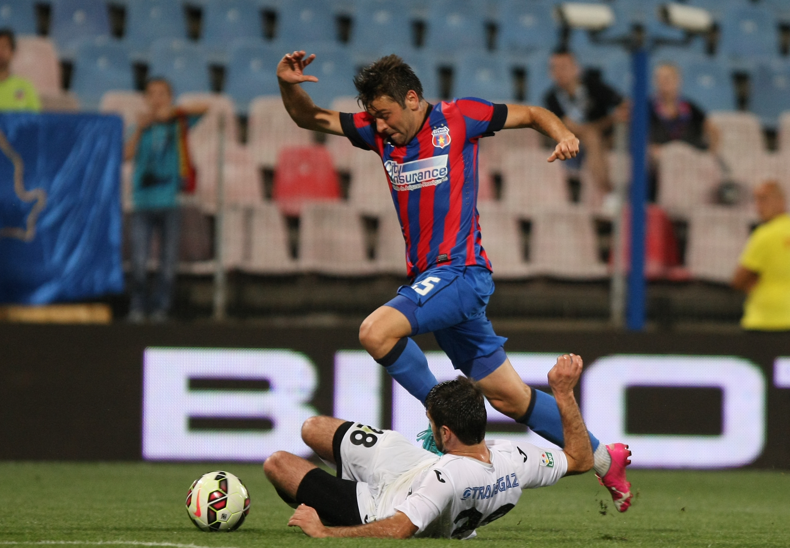 VIDEO & GALERIE FOTO/ Liga I: Steaua - Gaz Metan 3-1. ^ "Dublă" Keşeru. Sânmărtean a înscris  direct din corner. Steaua a urcat pe primul loc