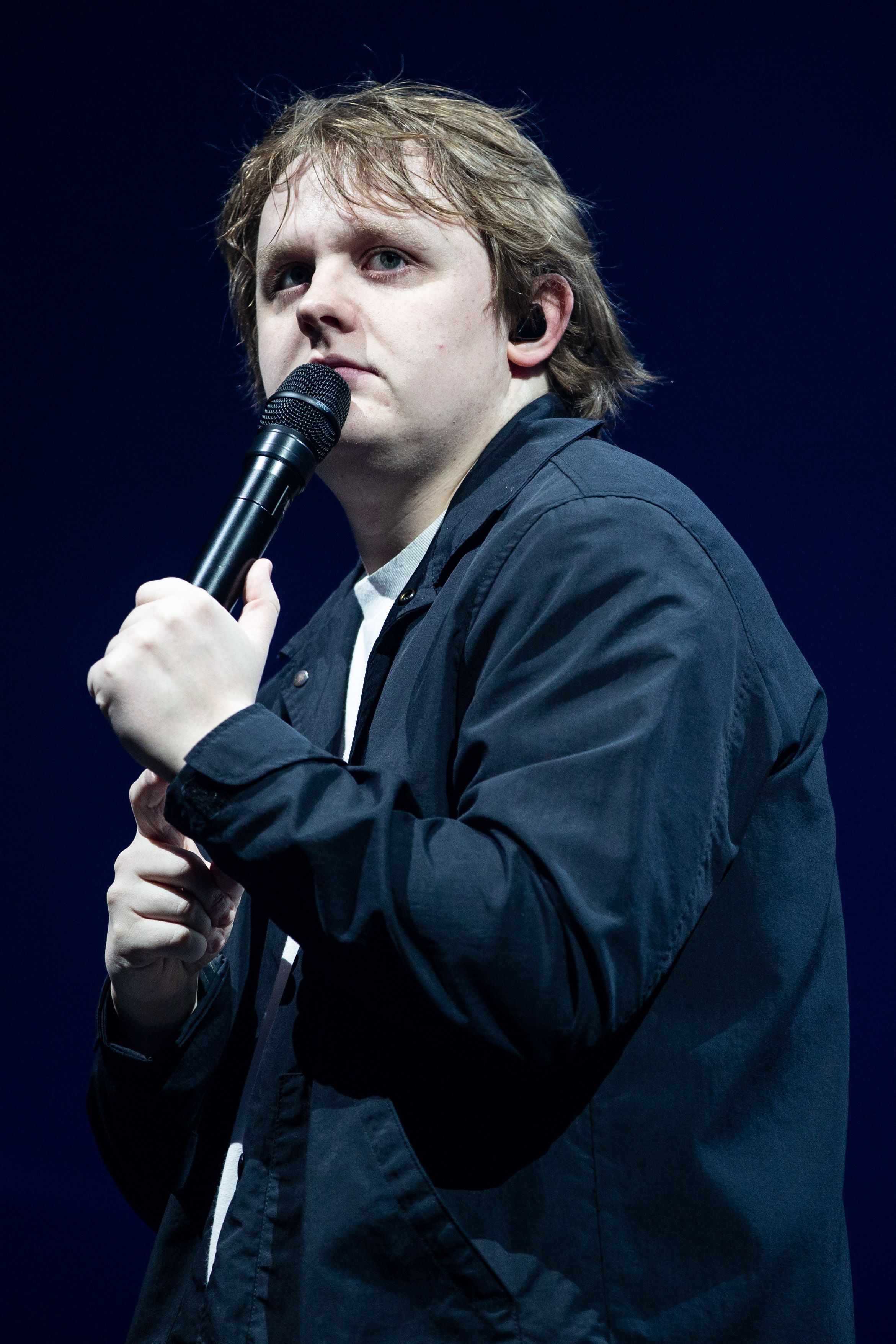 Lewis Capaldi vine la UNTOLD 2026. Totul despre artistul britanic cu miliarde de vizualizări pe YouTube