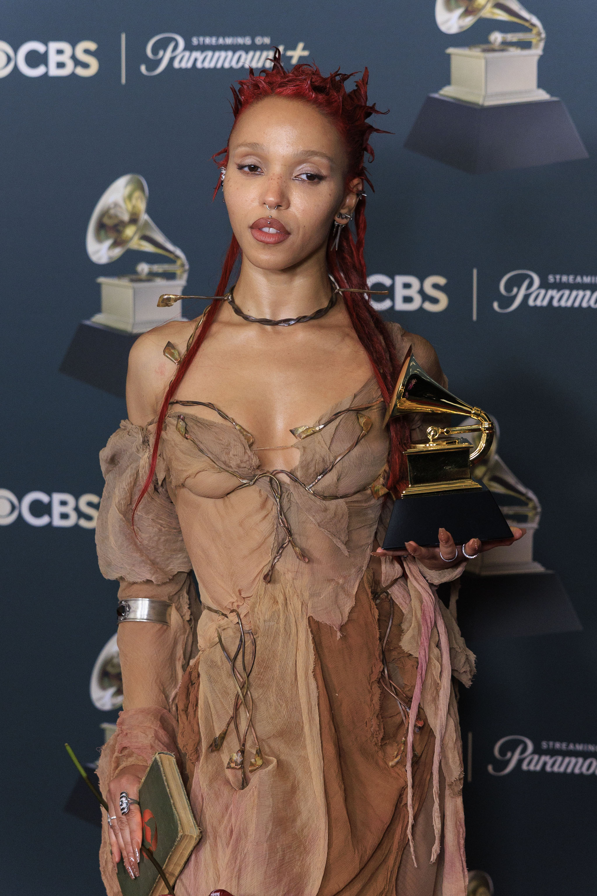 Vedete pe covorul roșu la Premiile Grammy 2026.  Rochii spectaculoase și alegeri controversate