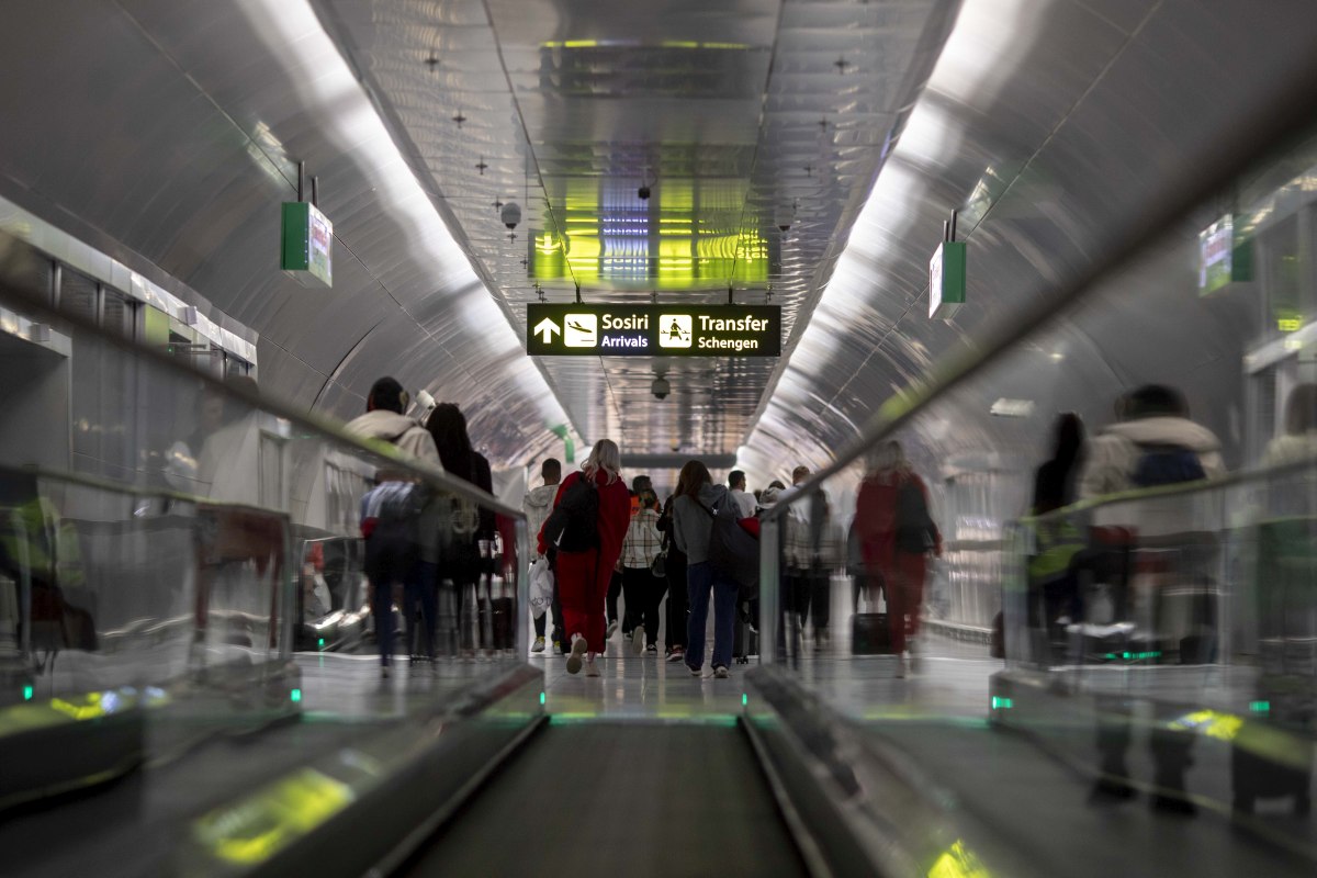 România a intrat în Spațiul Schengen aerian și maritim. Momentul în care primele persoane trec fără controlul pașapoartelor pe Aeroportul Otopeni. „Extinderea terestră va fi politică”