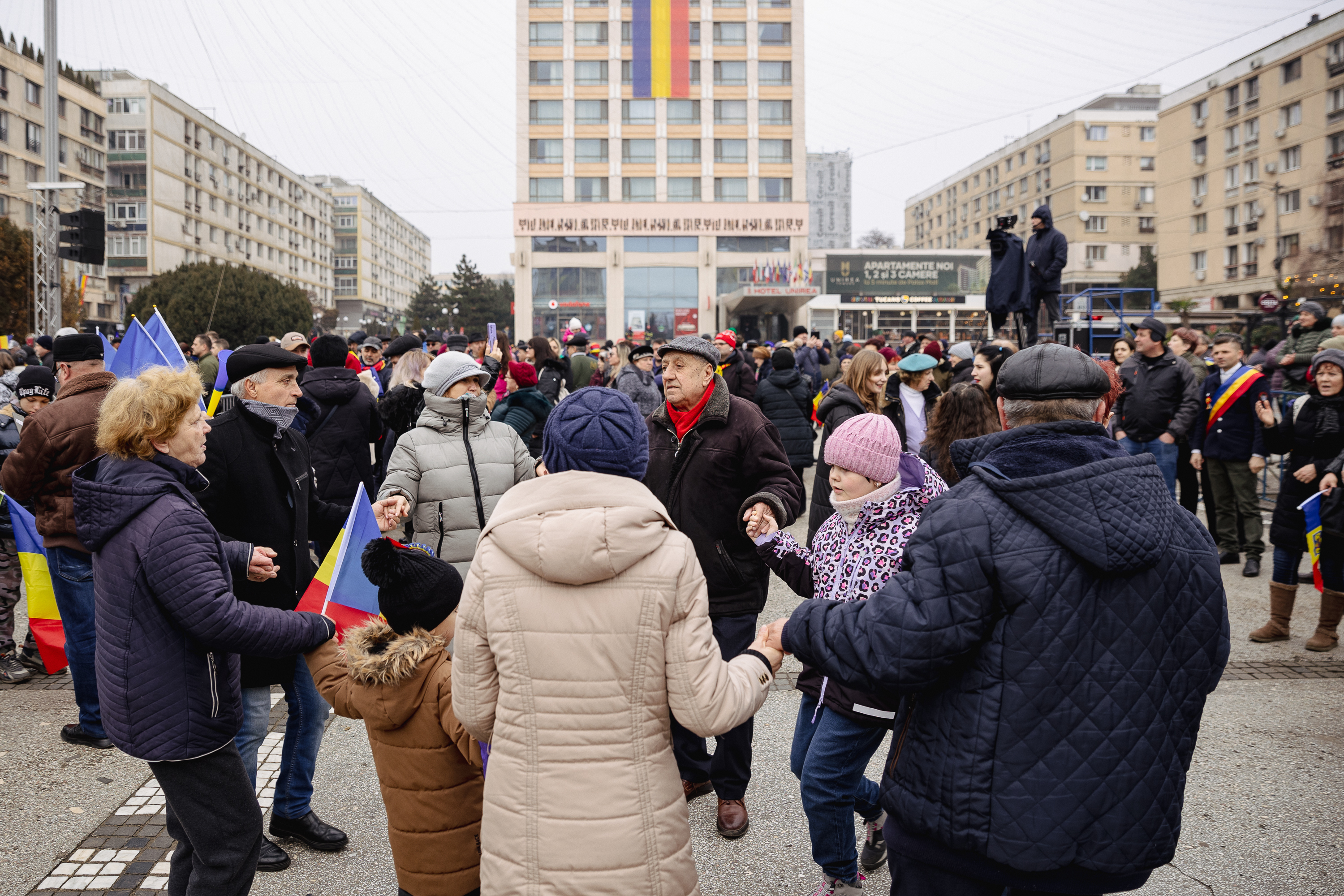 Ziua Unirii în imagini la Iași: câteva mii de oameni s-au bucurat de „sârba moldovenilor” și au fluierat puținii politicieni prezenți | Fotoreportaj