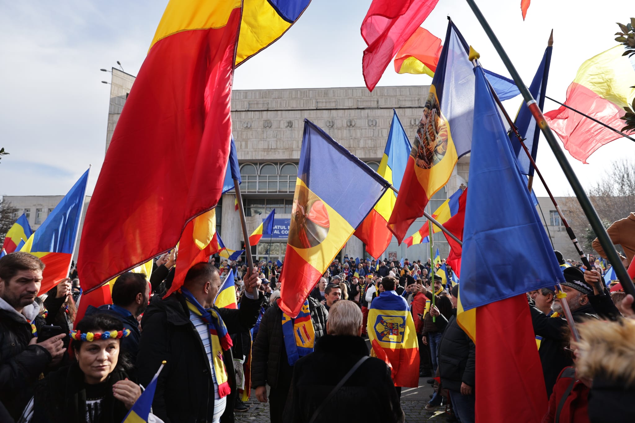 Călin Georgescu a fost înconjurat de mii de oameni la „Marea Horă a Unirii Neamului”: „Suntem legați pentru totdeauna ca frați și surori”