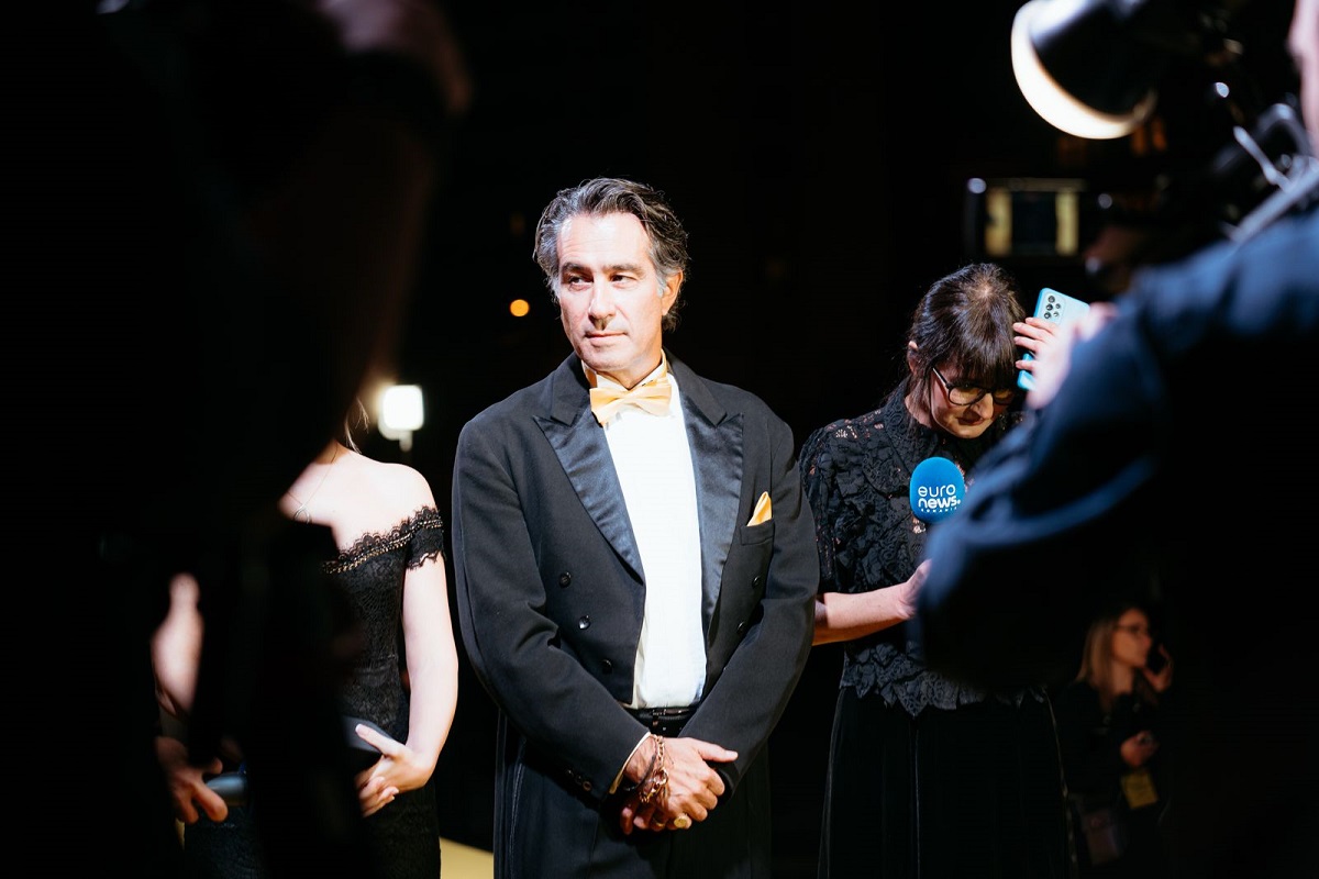 Tim Burton, invitat special la premiera filmului „Cravata Galbenă”. Declarațiile regizorului: „Voi avea mereu o legătură romantică cu România”
