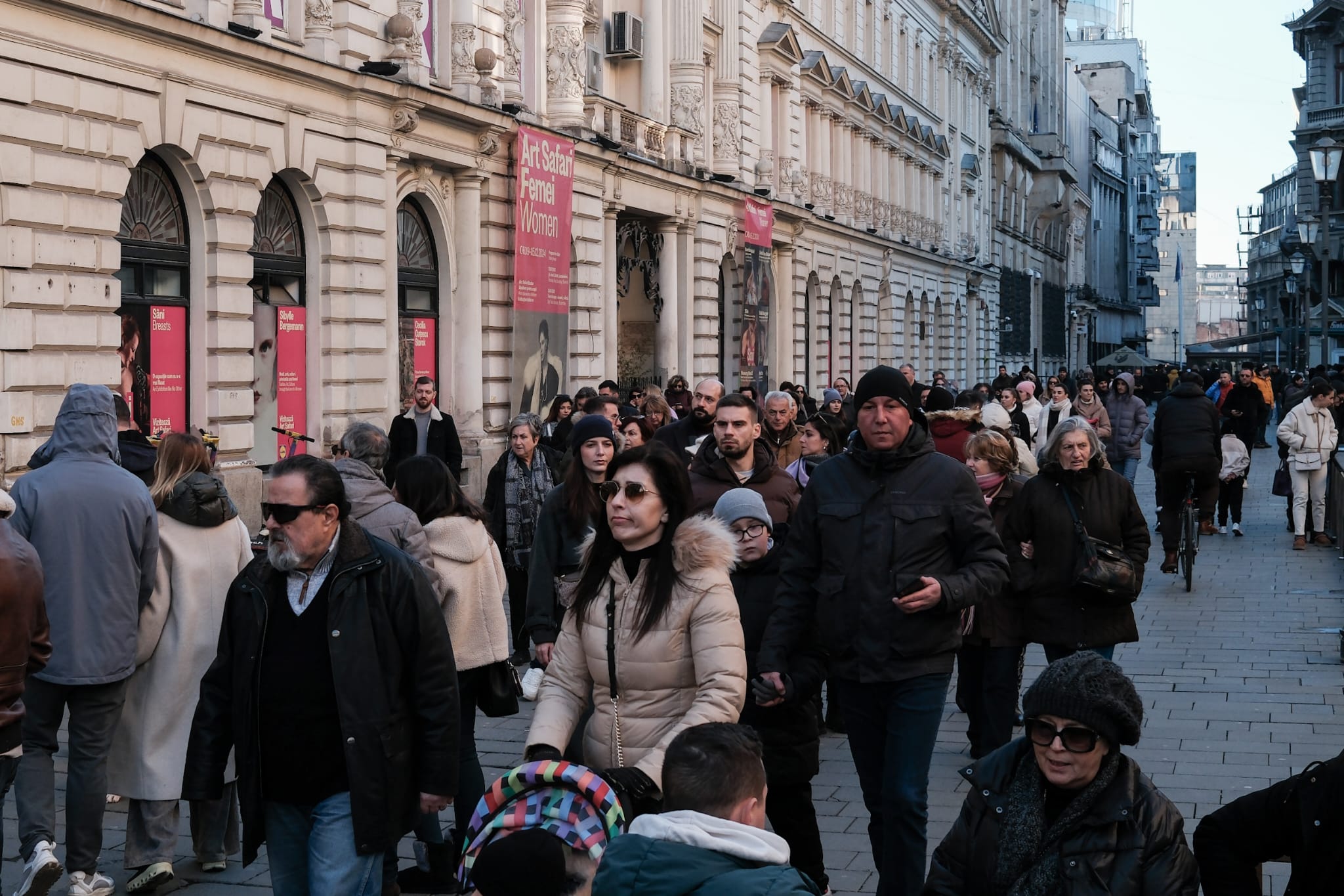 Românii, dornici de plimbare după petrecerea de Revelion. Aglomerație de nedescris în parcuri și în centrul vechi al Bucureștiului 