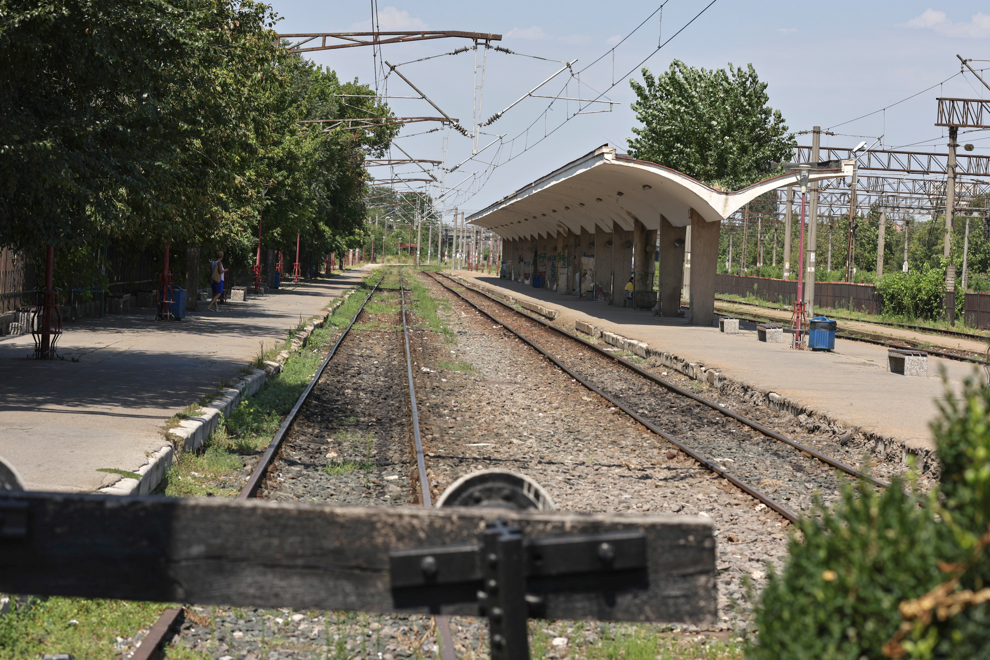 „Doar pentru tine, Amore”. O manea, un fotoliu părăsit și un ceas blocat, locul abandonat din București