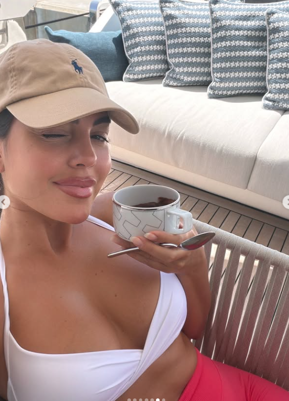 Imagini rare cu Georgina Rodriguez în costum de baie. Cum le-a răspuns partenera lui Cristiano Ronaldo, celor care au criticat-o pentru felul în care arată