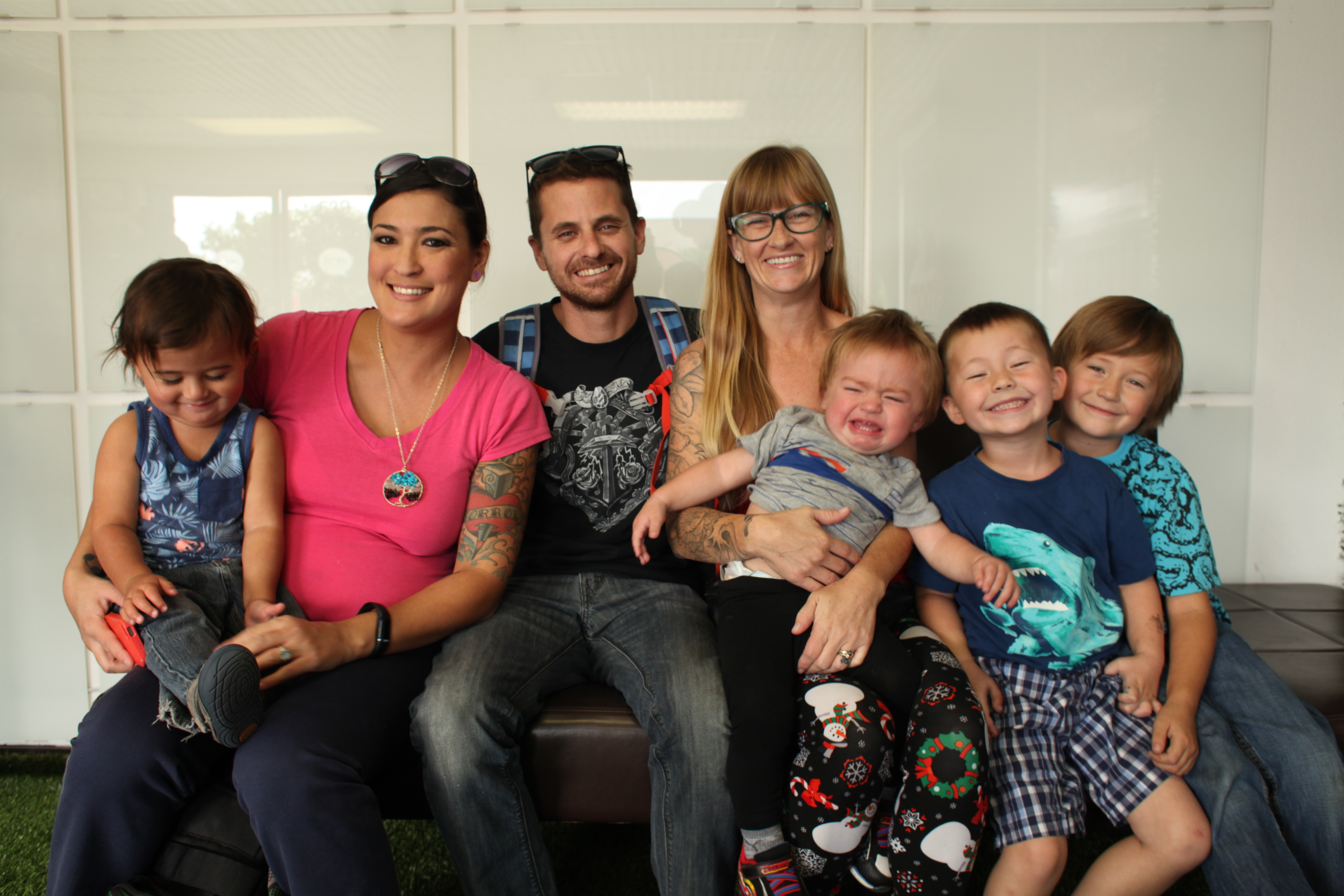 FOTO | Viața unei familii poliamoroase. Două femei și un bărbat așteaptă împreună venirea celui de-al cincilea copil