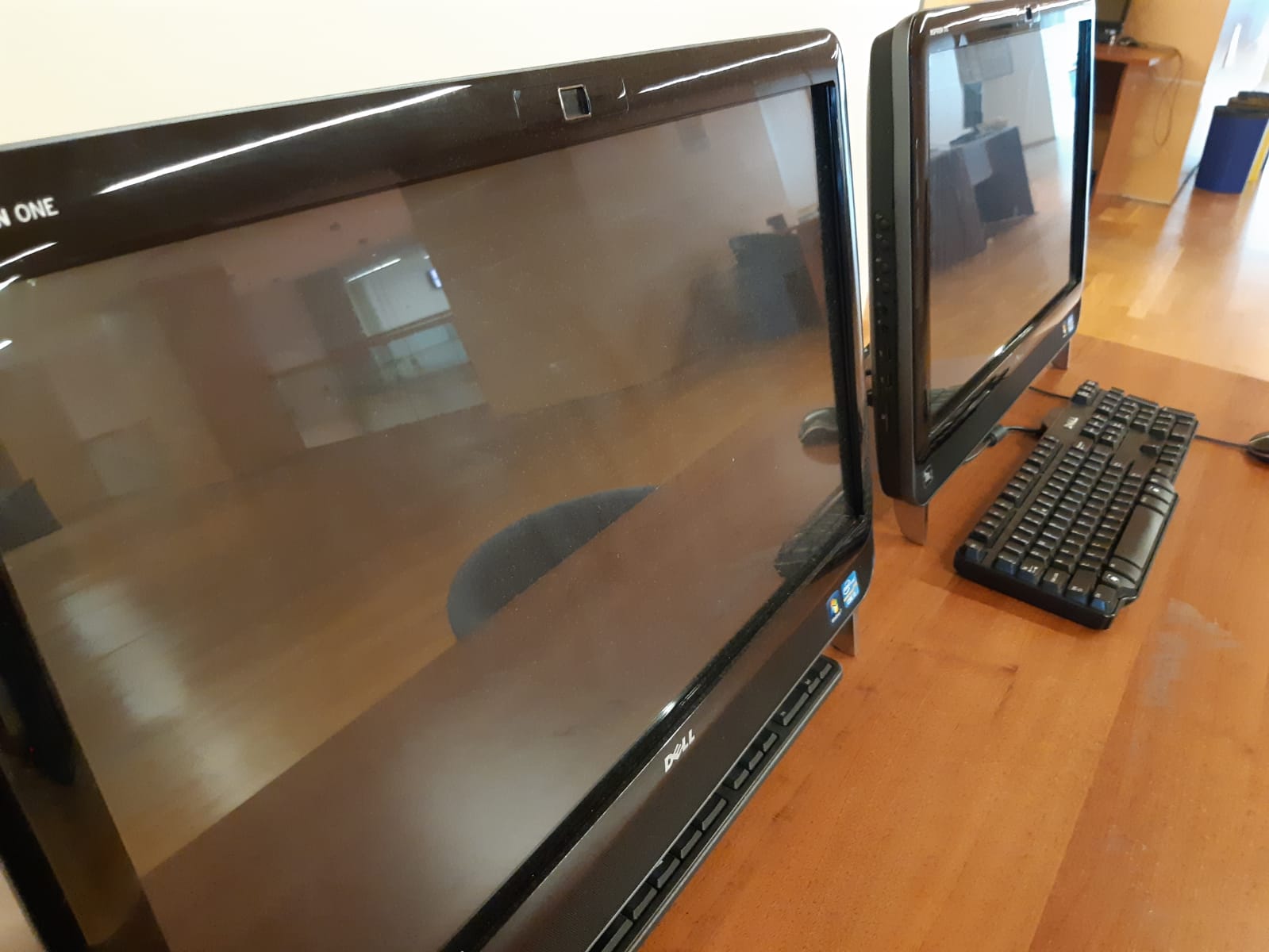 Imagini cu mizeria din Biblioteca Națională: pereți mânjiți, praf, parchet rupt. Directorul Cioroianu spune că „nu are bani” și îi ceartă pe cititori