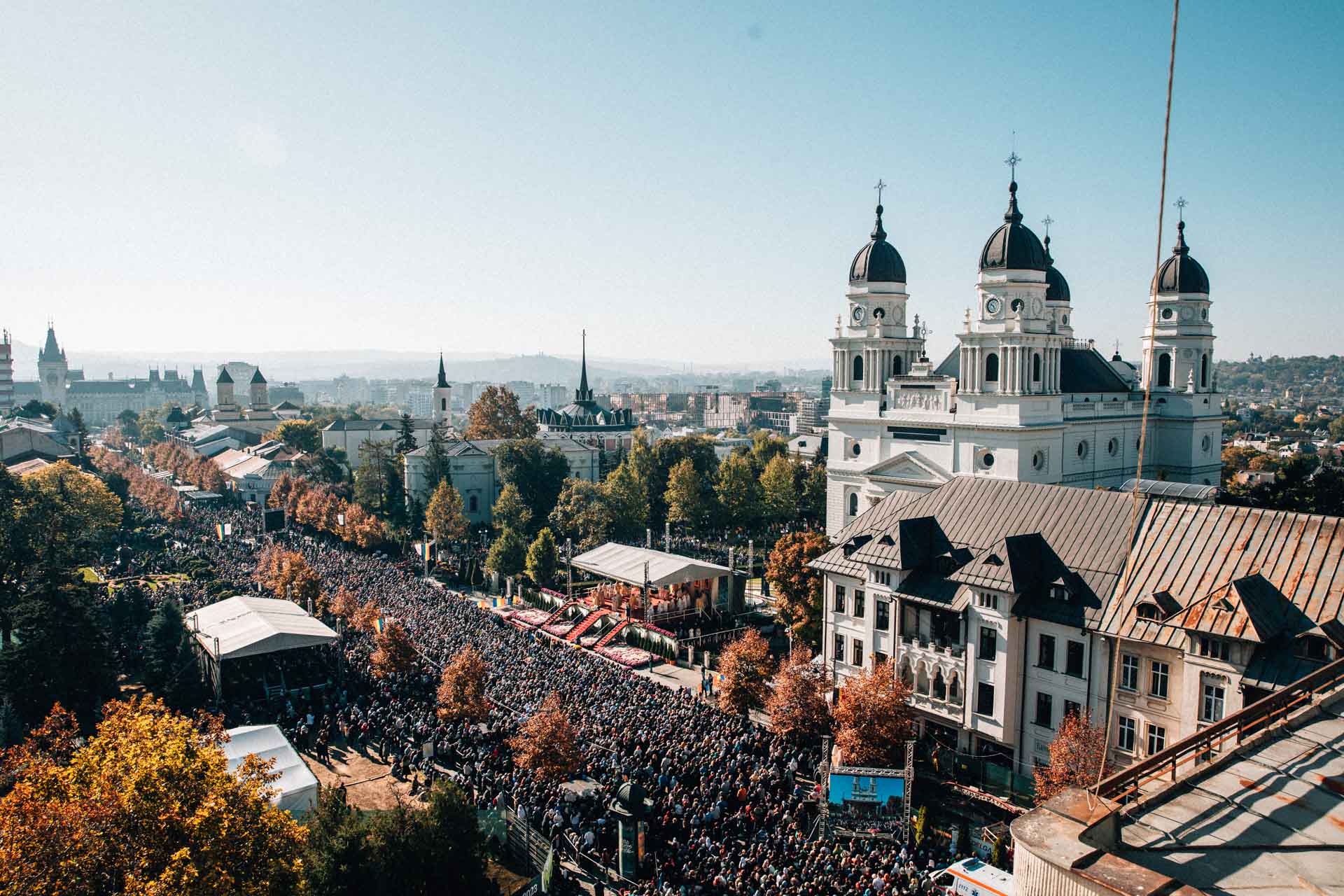 Olimpic internațional, evacuat din casă acum doi ani, premiat de Mitropolitul Moldovei. Cine sunt oamenii care au primit distincții de Sfânta Parascheva