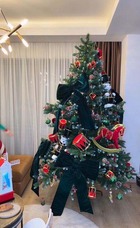 Imagini cu bradul de Crăciun împodobit de Dani Oțil și familia sa. Tiago a fost îmbrăcat în spiriduș