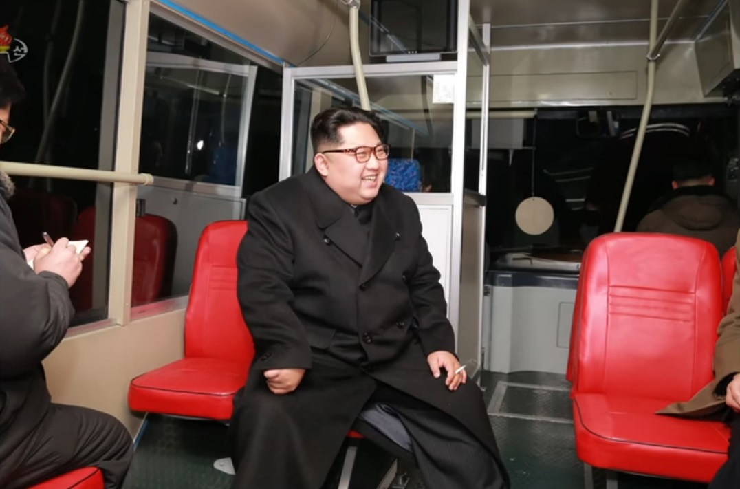 FOTO| Kim Jong-un și soția sa s-au plimbat noaptea cu un troleibuz