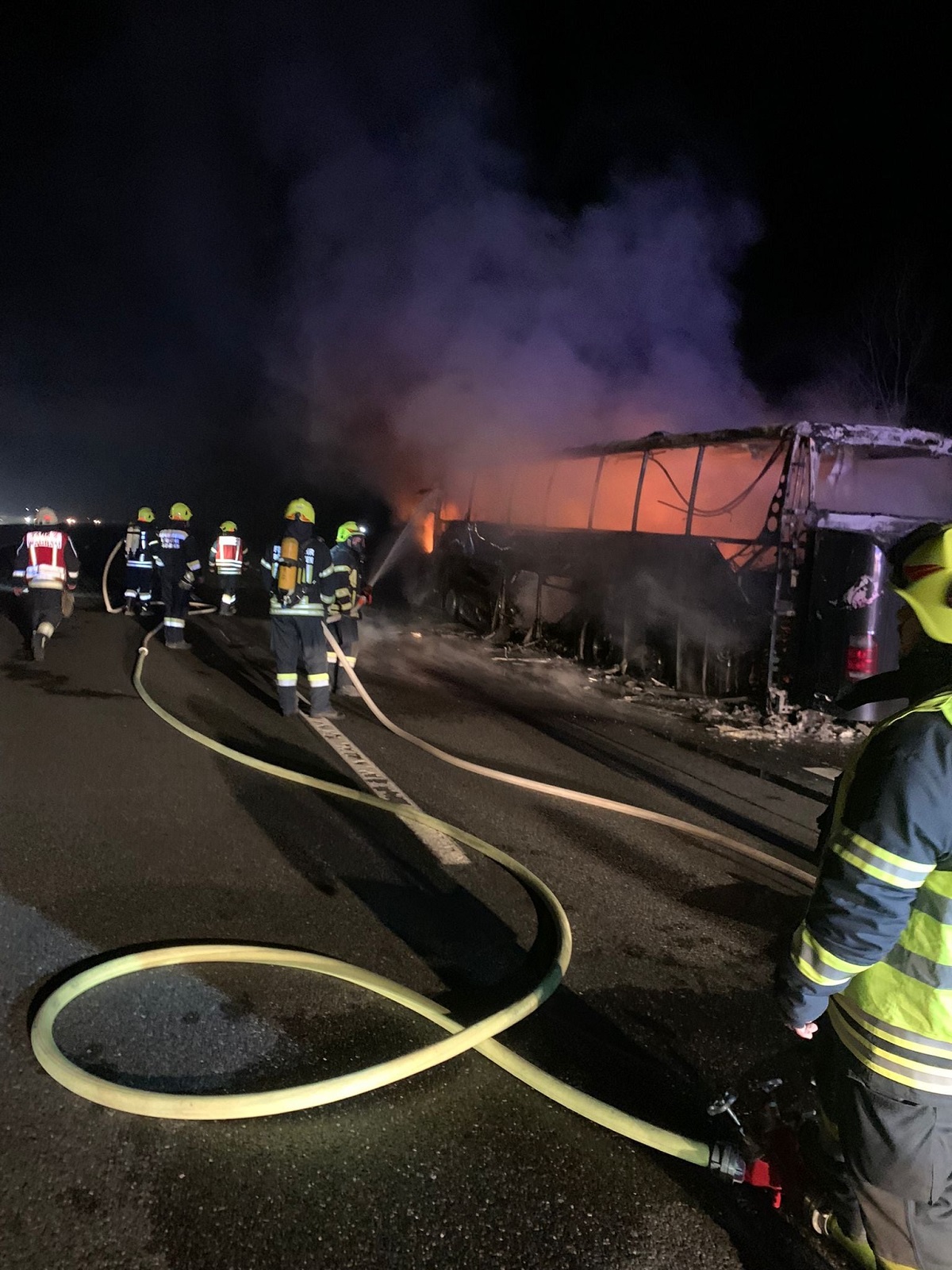 Un autocar cu 13 români în el s-a aprins în mers, în Austria, și s-a făcut scrum