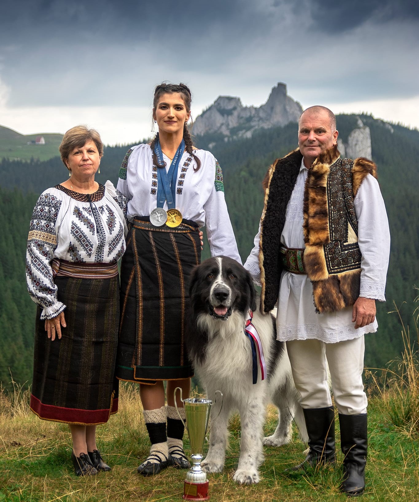 Canotoarea Ancuța Bodnar, ședință foto spectaculoasă în Munții Rarău. Dubla medaliată la JO 2024 apare alături de 4 câini ciobănești