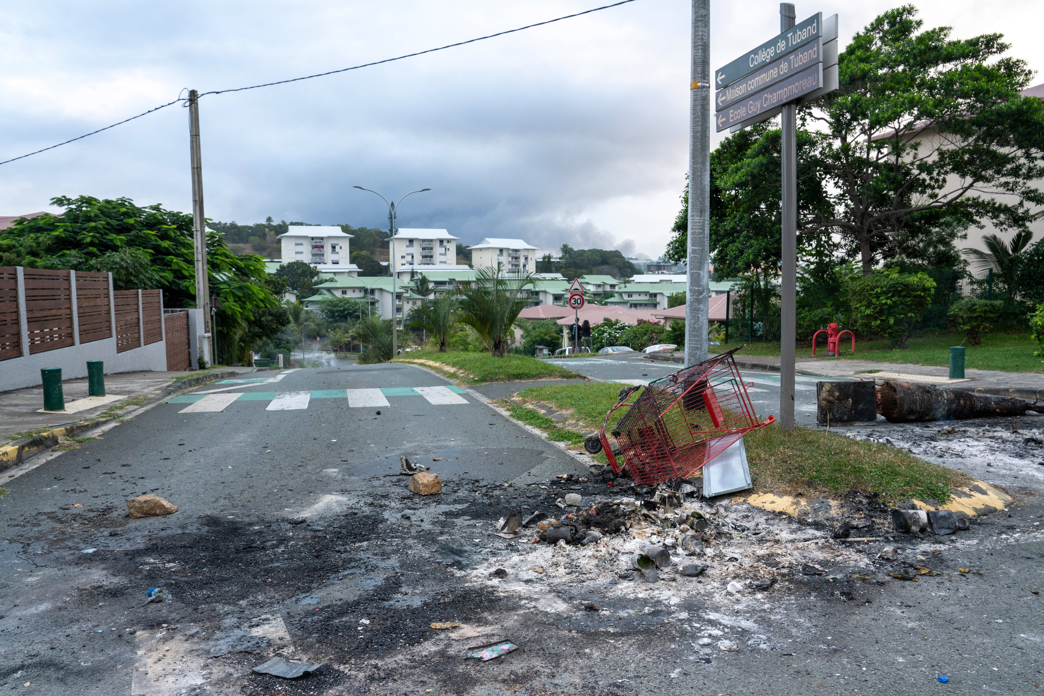 Revolte în Noua Caledonie, după o dezbatere din Parlamentul francez. Trei persoane, împușcate mortal. Macron declară starea de urgenţă