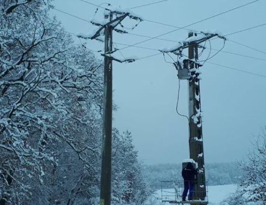 13 localităţi din județul Sibiu nu au curent electric, după viscol. "Intervenţiile sunt îngreunate de accesul dificil"
