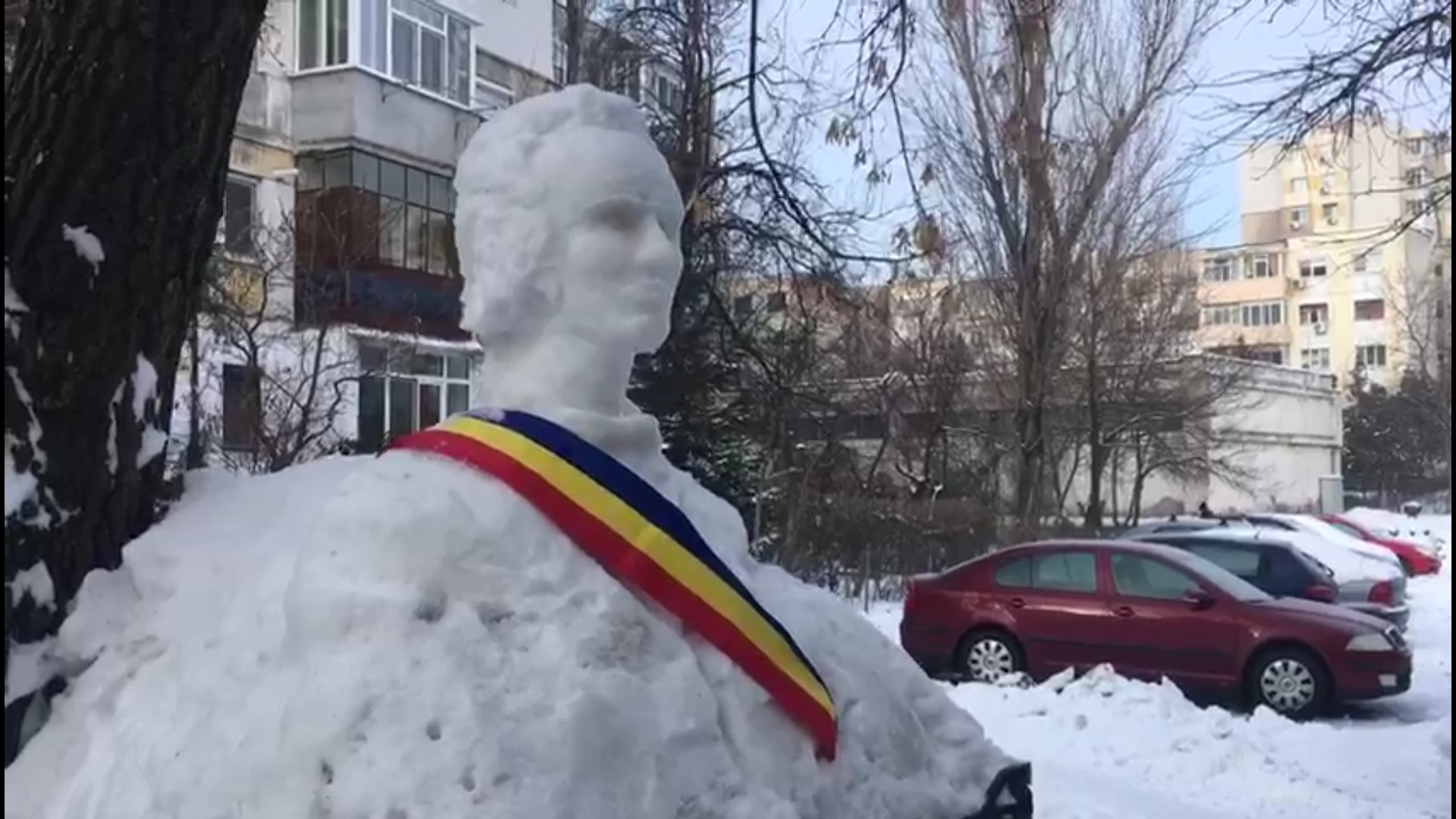 Bustul lui Mihai Eminescu, sculptat în zăpadă de un pensionar din Galați. "Mulţi copii habar nu au cine a fost Eminescu"