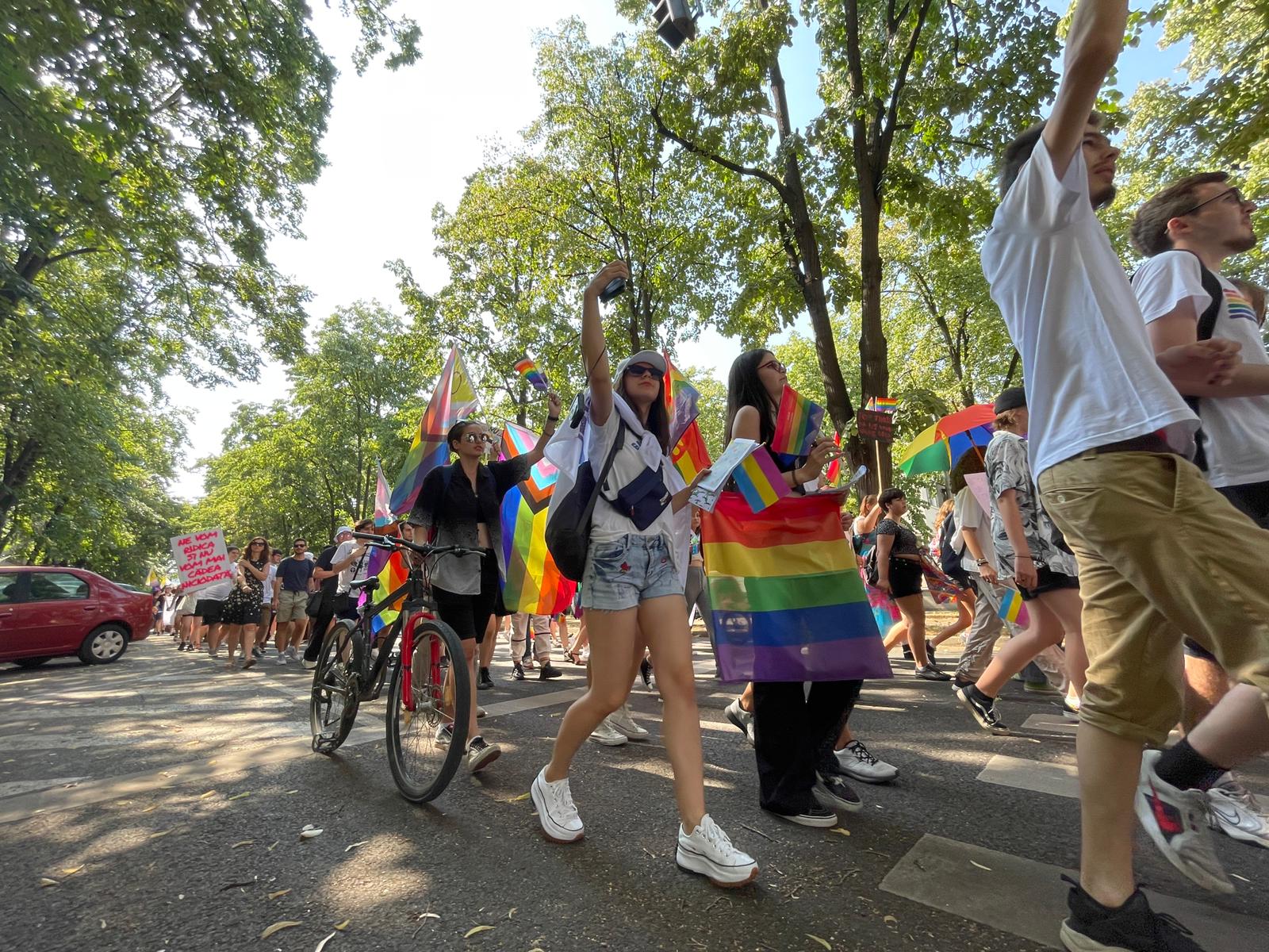 Sute de participanți la primul marș Pride din Timișoara. „Trăim într-o țară din UE care nu oferă nici o formă de recunoaștere cuplurilor de același gen”
