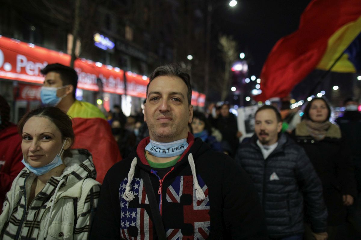Noi proteste față de restricții. Incidente minore la metrou, în București, și arme albe găsite asupra manifestanților în Galați