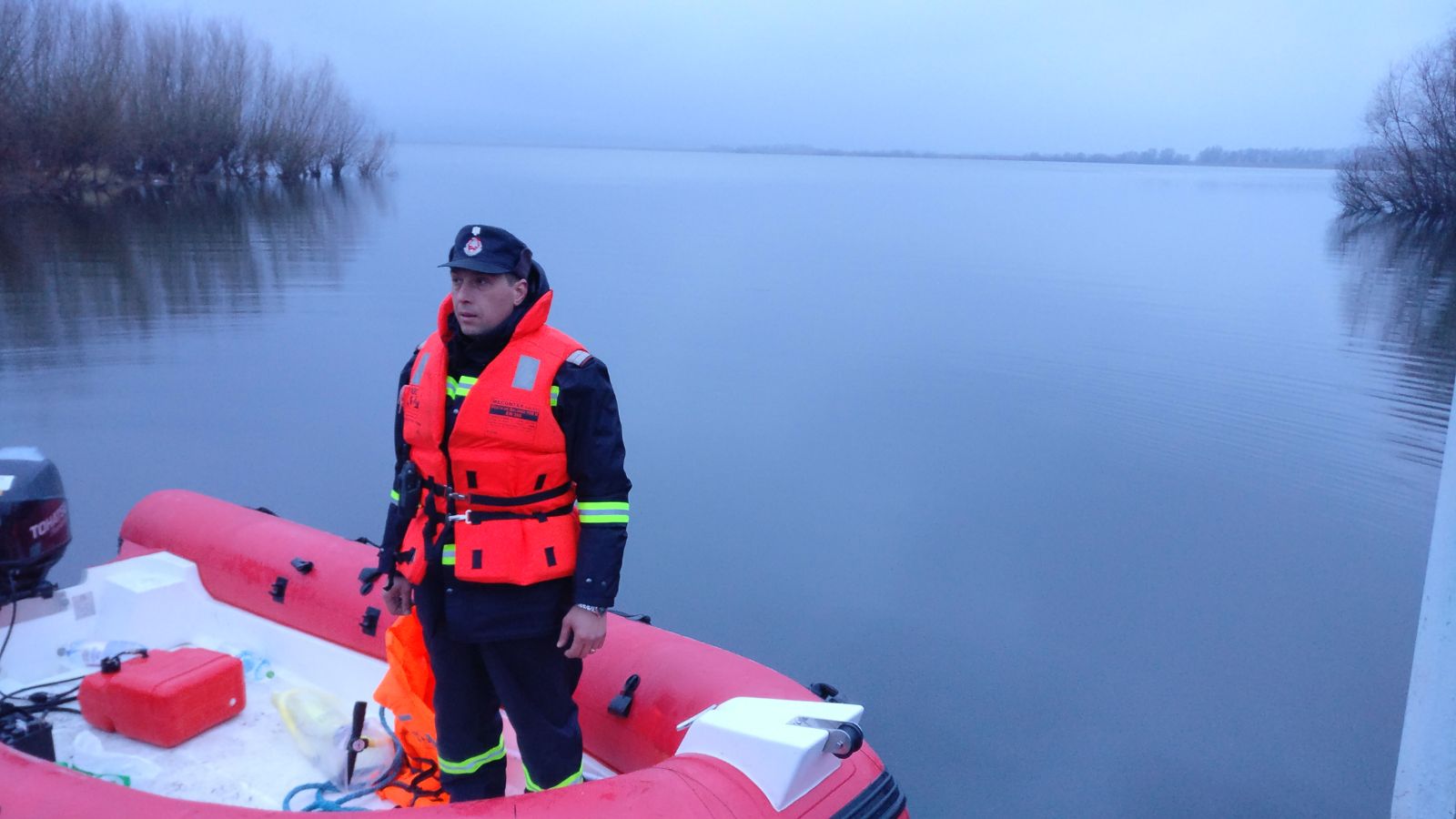 Tulcea: Un bărbat a murit după ce a vrut să testeze un nou motor de barcă. Amicul său a suferit un șoc hipotermic/ FOTO