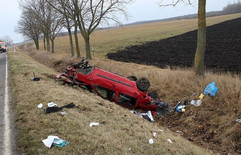 Nem volt bekötve: vízelvezető árokba csapódott az autó, kizuhant a 20 éves sofőr Rábapatonánál