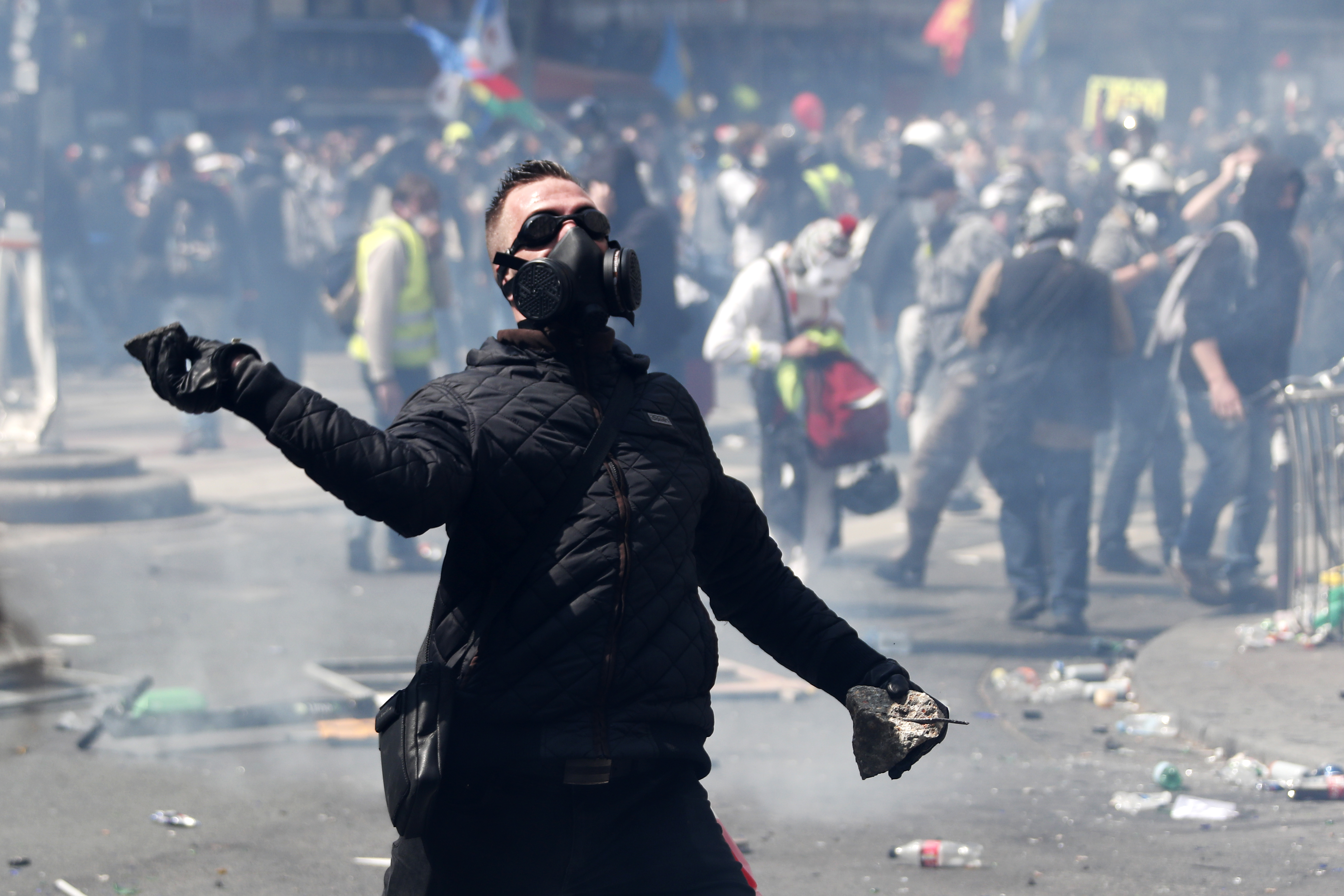 Violențe la mitingul de 1 Mai de la Paris. Poliția a făcut arestări și a lansat gaze lacrimogene (FOTO)