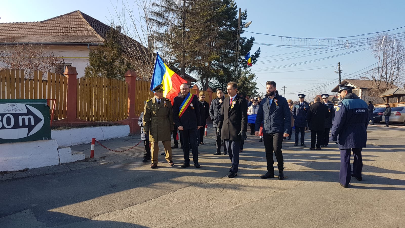 FOTO/ Tricolor de 200 de metri confecționat de elevii unei comune din Buzău, purtat pe străzi de Ziua Națională