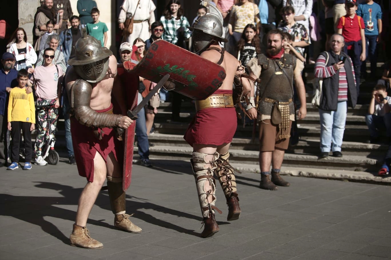FOTOREPORTAJ. Lupte cu gladiatori pe Calea Victoriei din București, dar și mâncăruri preparate după rețete culinare antice