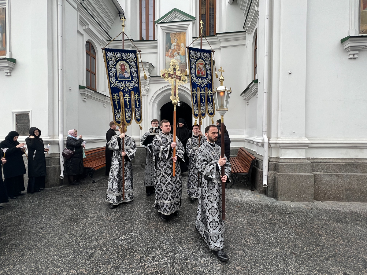 CORESPONDENȚĂ DIN KIEV. În așteptarea Învierii printre baricade, soldați înarmați și alarme, un preot are un mesaj pentru români: „Ne-ați ajutat enorm. Și nu vom uita asta niciodată”