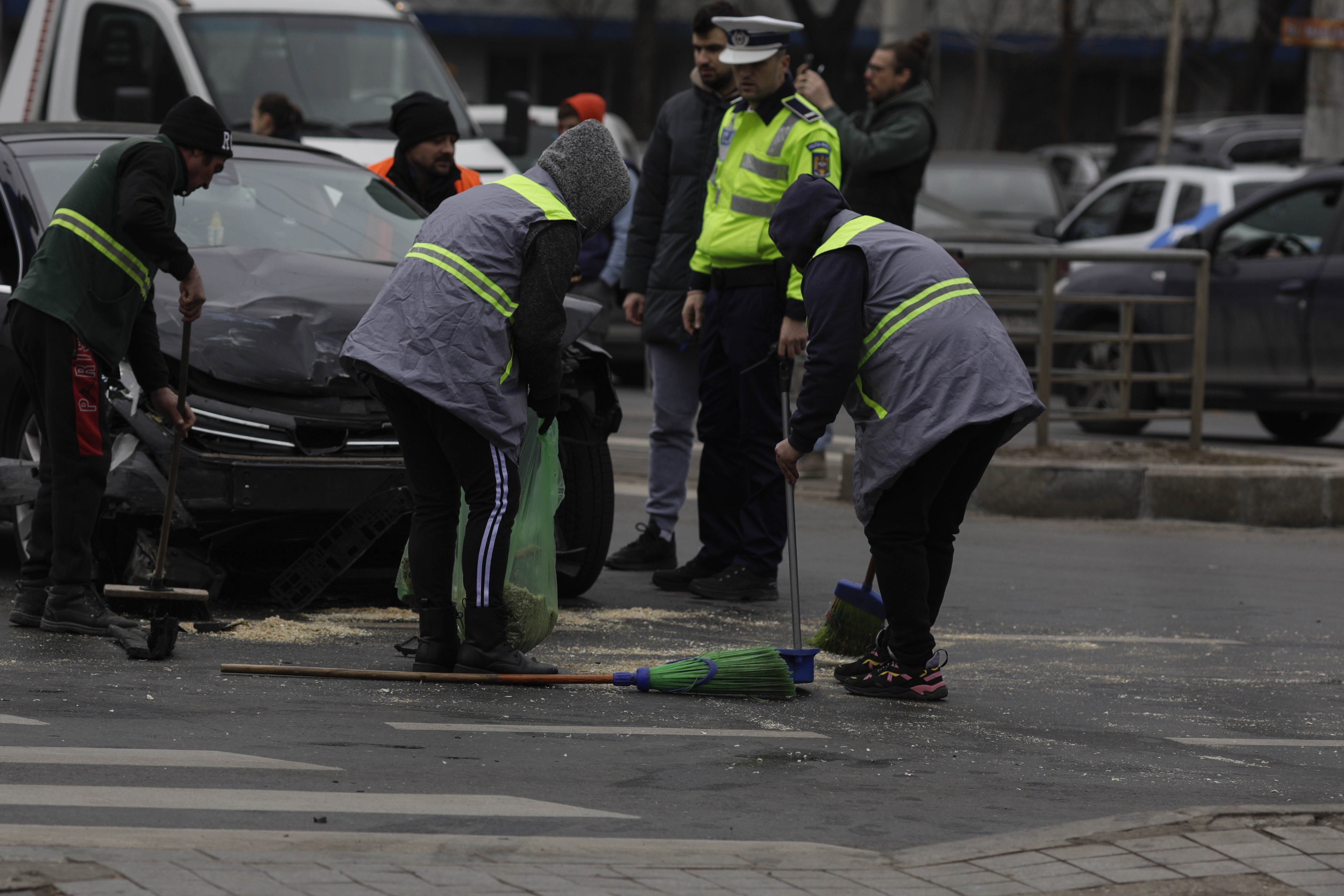 O ambulanță care transporta un pacient s-a răsturnat în centrul Bucureștiului după ce a fost lovită