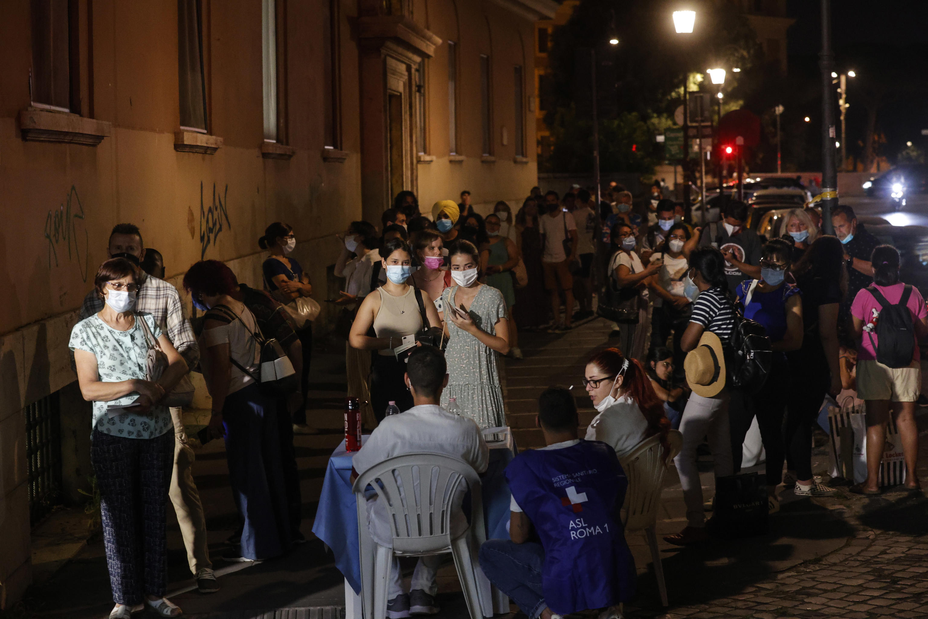 Vaccinare noaptea, cu jazz, cafea și croissant gratis, pentru oamenii fără adăpost, în Italia