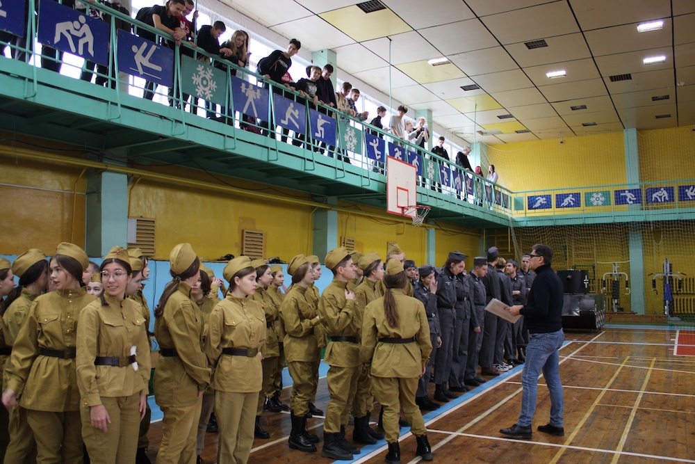 „Bătălia de la Kursk”, pusă în scenă de adolescenți ruși în sala de sport a Universității Tehnice Samara
