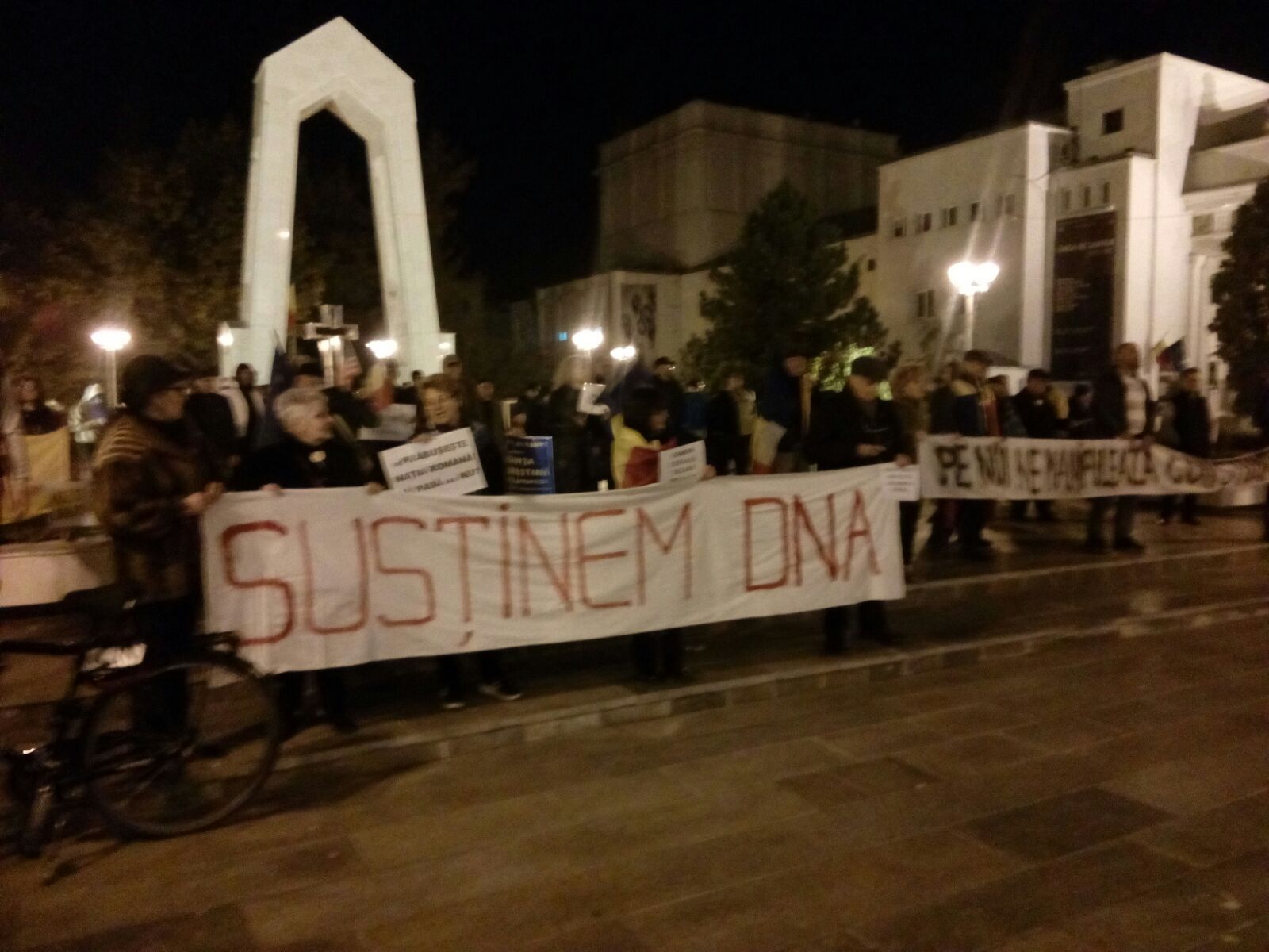 UPDATE: Proteste mai multe orașe din țară față de modificarea legilor justiției. Oamenii au ținut un moment de reculegere în memoria victimelor din Colectiv | FOTO&VIDEO