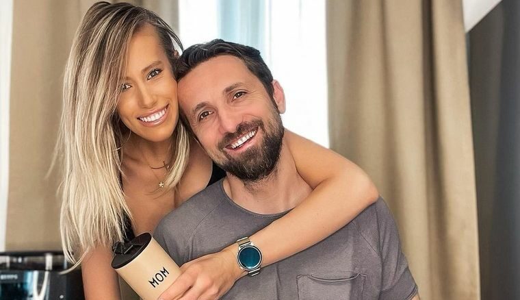 Dani Oțil, mesaj pentru soacră: „Este normal ca femeia acasă cu copil să umble așa?”. Cum s-a îmbrăcat Gabriela Prisăcariu