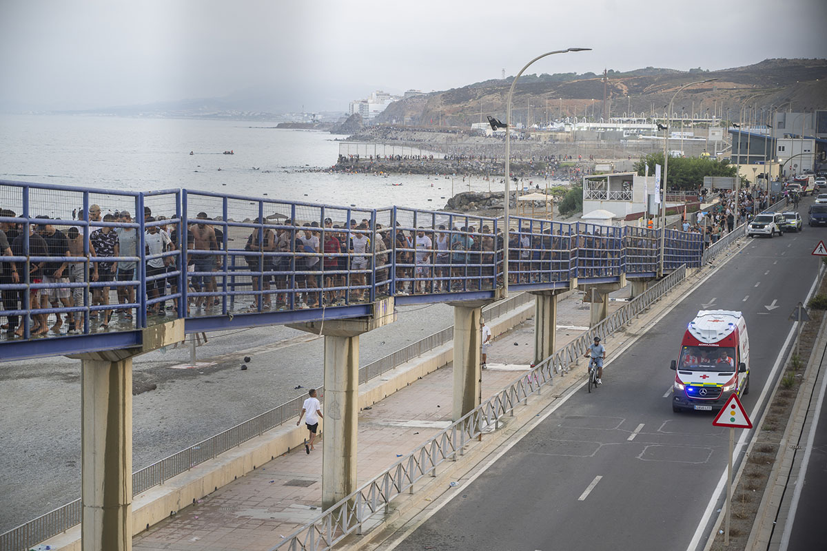 Spania trimite armata în Ceuta: zeci de mii de migranți au trecut înot din Maroc și cel puțin 19 s-au înecat