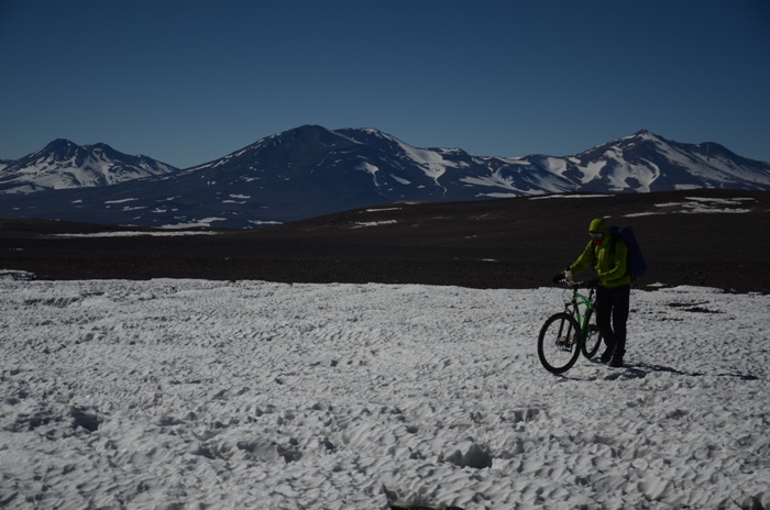 Românii care au traversat Deșertul Atacama și vulcanul Ojos del Salado pe biciclete Pegas au sosit în țară | FOTO