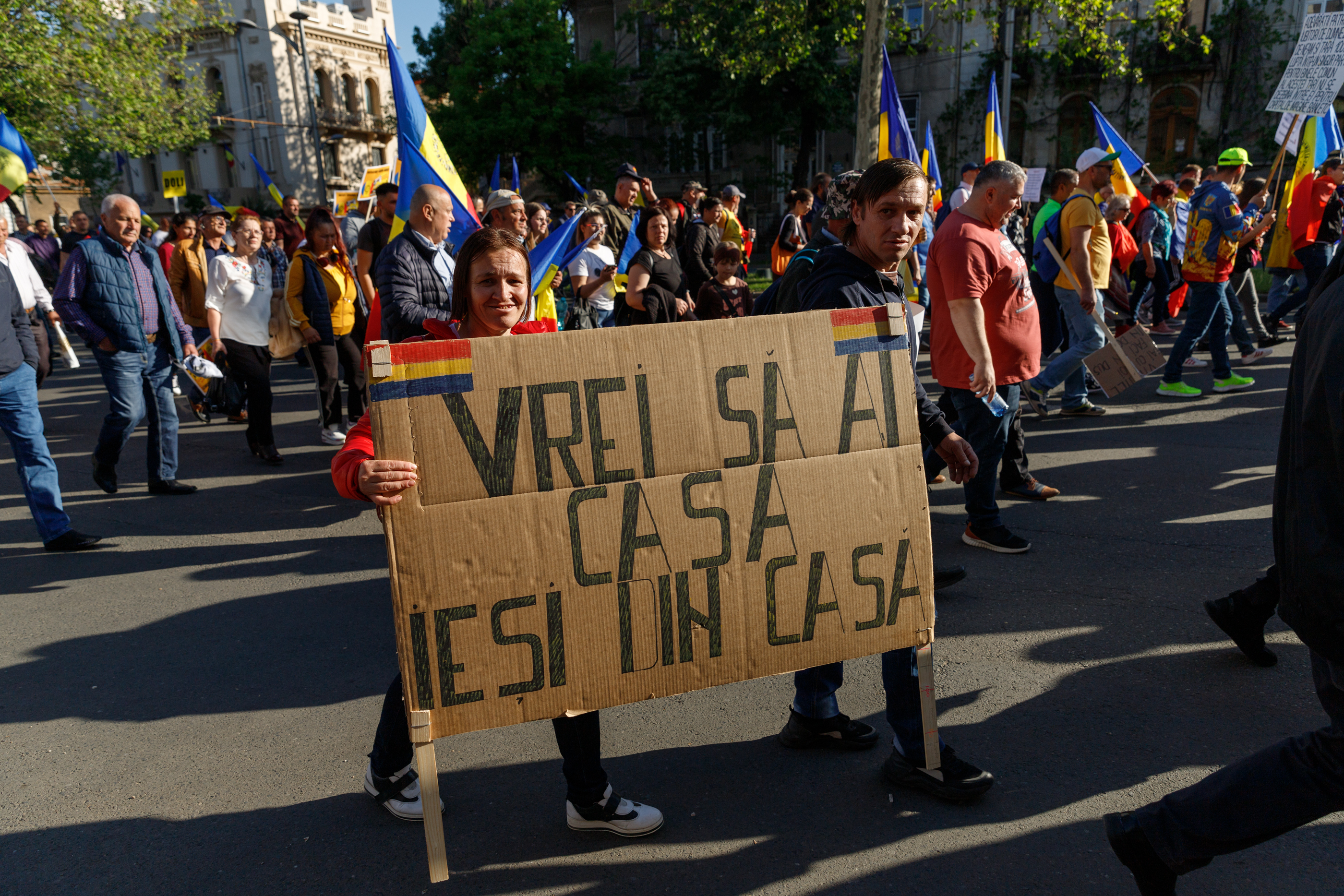 REPORTAJ. Am mers patru ore alături de protestatarii AUR. Ce i-a motivat să vină de la sute de km distanță la chemarea singurului lider de partid din România care e pomenit de susținători pe numele mic: „George”