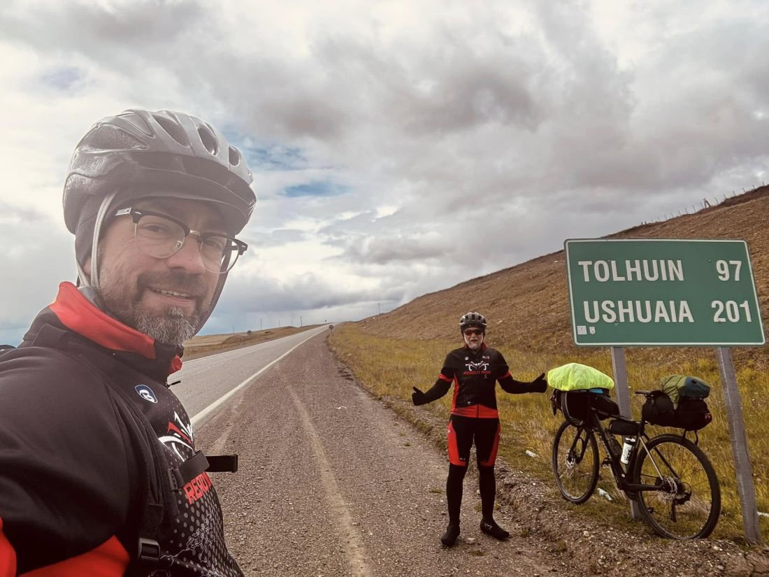 Doi bărbați din Cluj au mers pe biciclete până la „capătul lumii”, în Ushuaia, Argentina