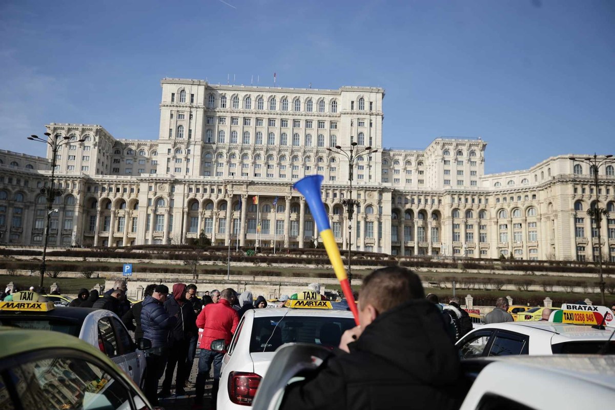 Sute de taximetrişti au protestat din nou în Piaţa Constituţiei. Ce revendicări au avut