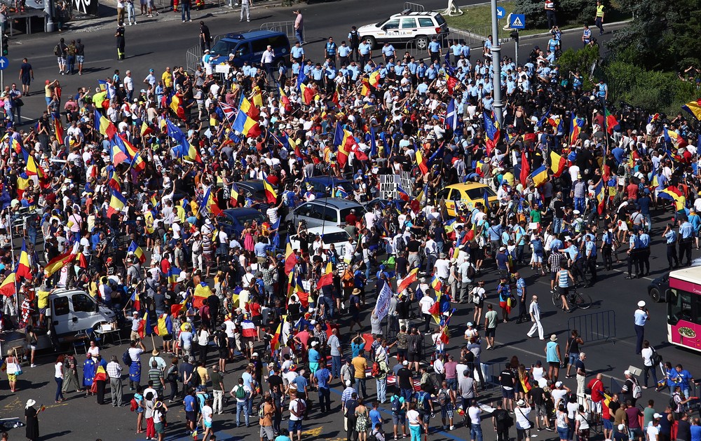 UPDATE. Război de stradă între jandarmi și huligani, în Piața Victoriei. 452 de persoane rănite / VIDEO&FOTO
