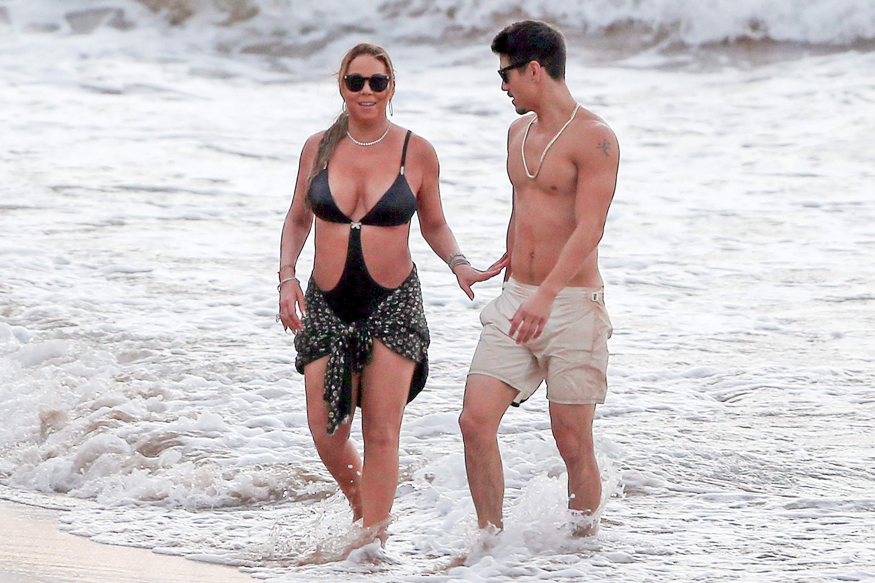 Mariah Carey, în tandrețuri cu dansatorul ei pe plajă | FOTO