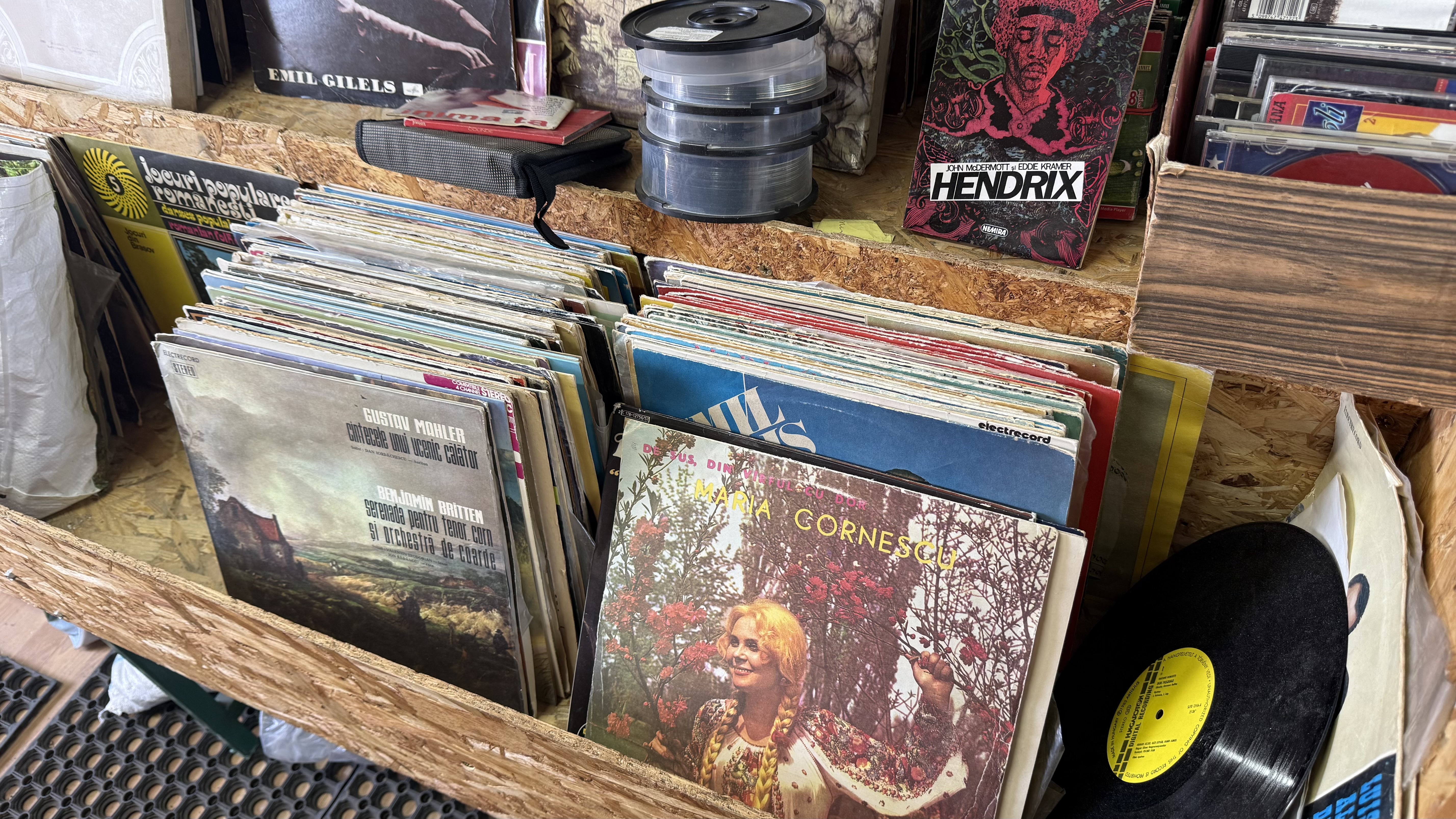Cum ajung viniluri de zeci de ani să valoreze sute de lei în târgul de vechituri din București: „Uite, frate, ăsta e original Electrecord!”
